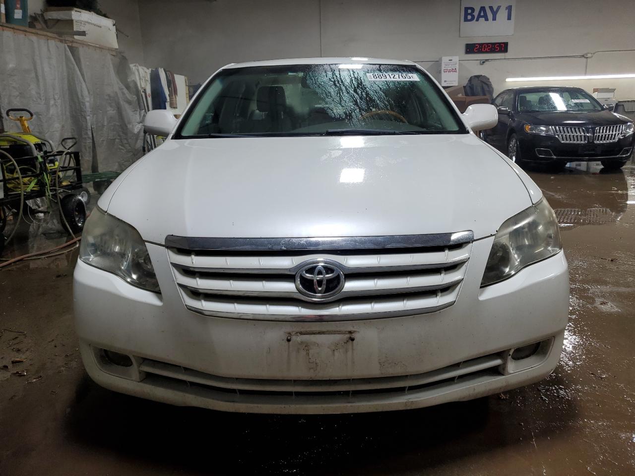2005 Toyota Avalon - Image 5