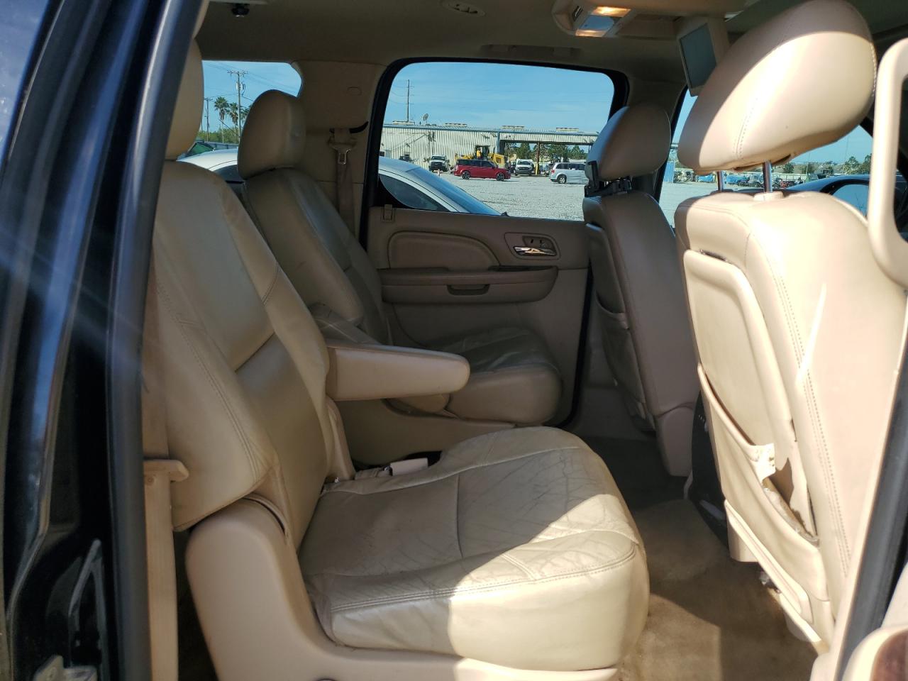 2011 Cadillac Escalade - Image 11