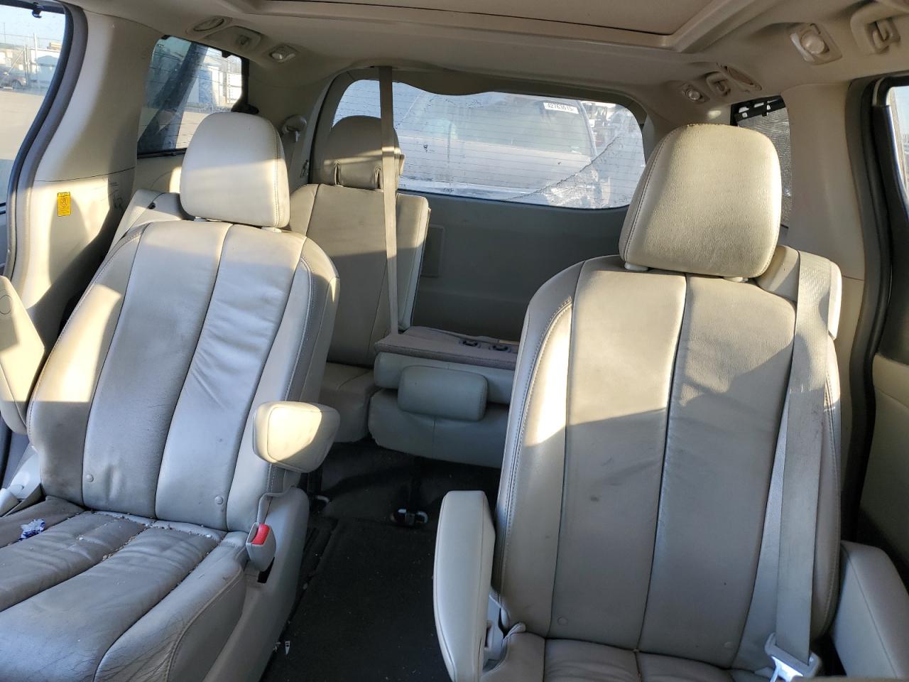 2012 Toyota Sienna - Image 10