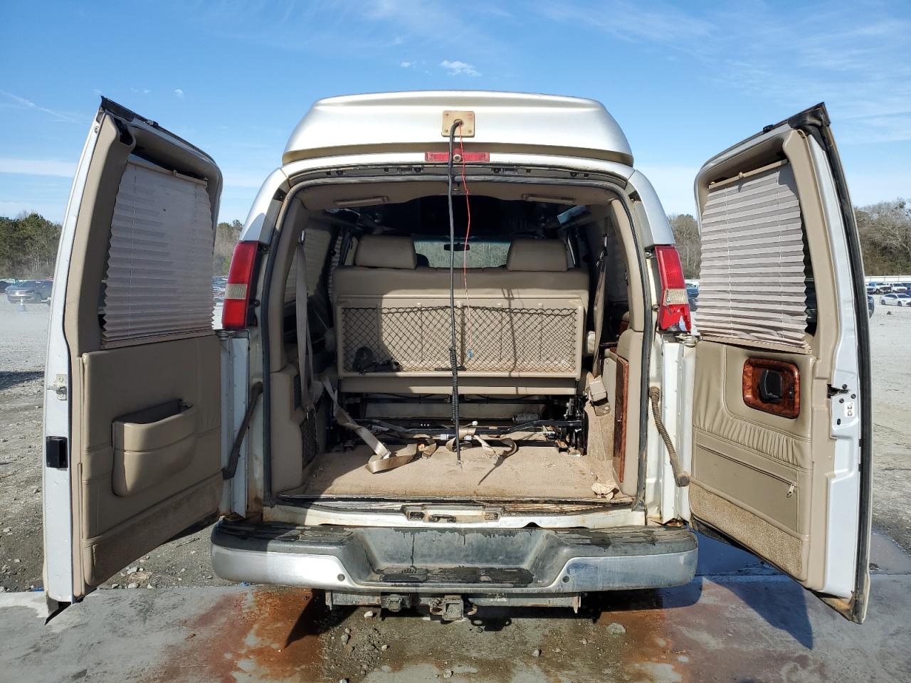 2011 Chevrolet Express - Image 6