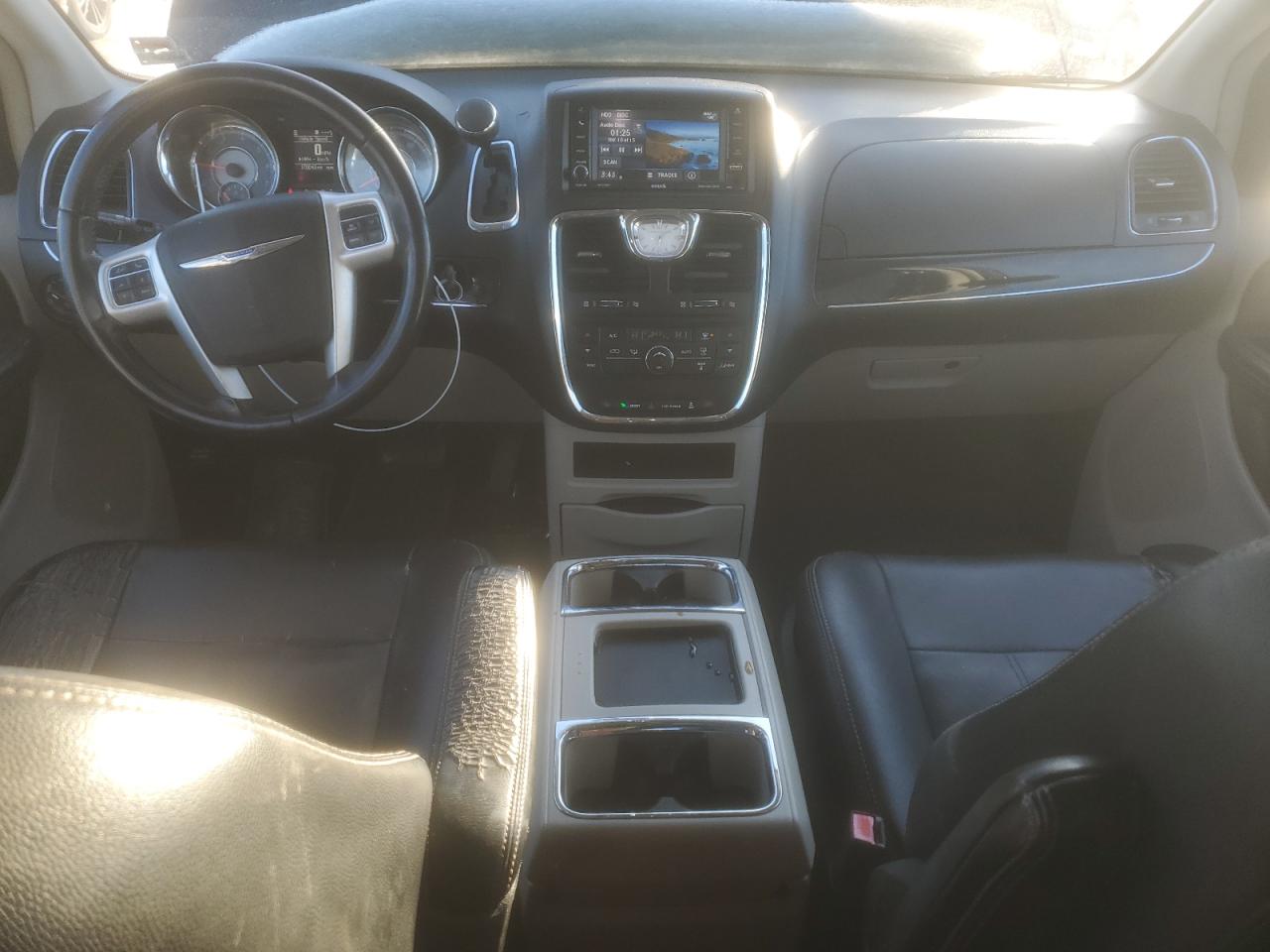 2016 Chrysler Town & Country - Image 8