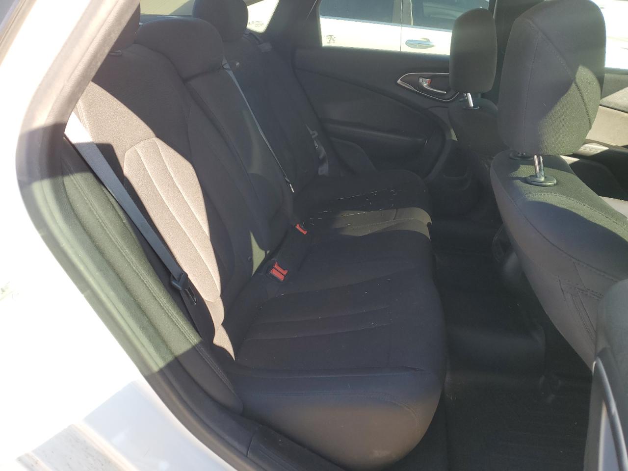 2016 Chrysler 200 - Image 10