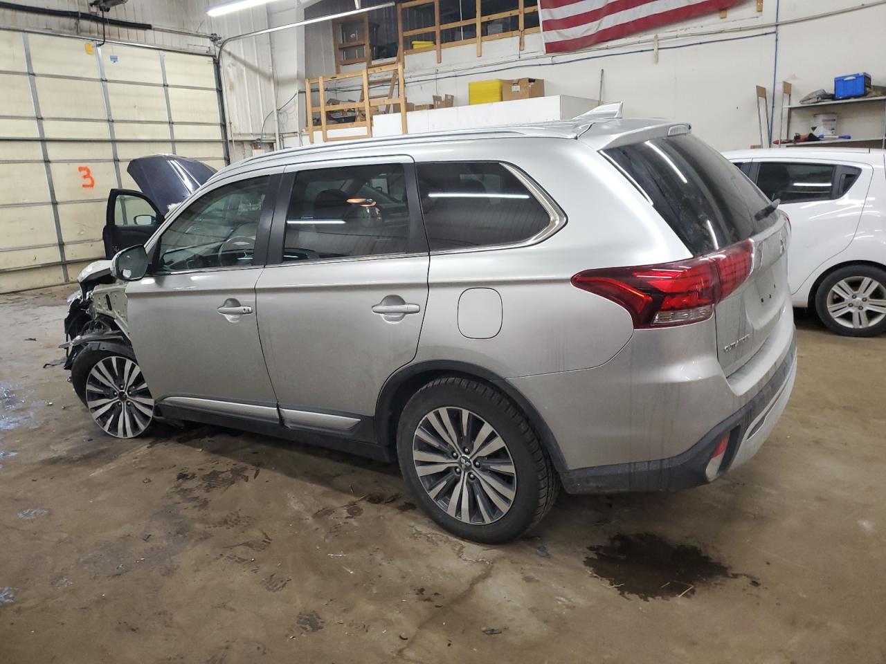 2020 Mitsubishi Outlander - Image 2