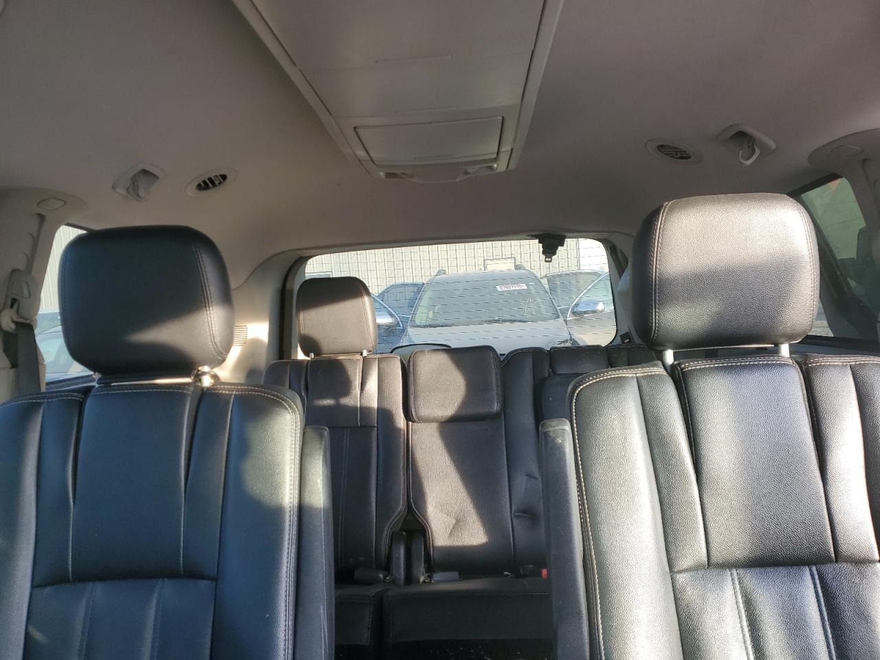 2015 Chrysler Town & Country - Image 10
