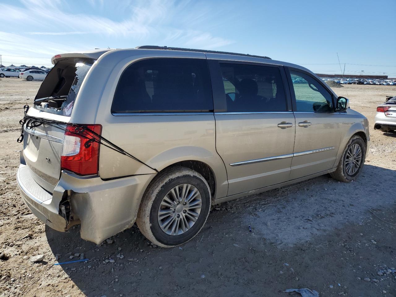 2013 Chrysler Town & Country - Image 3