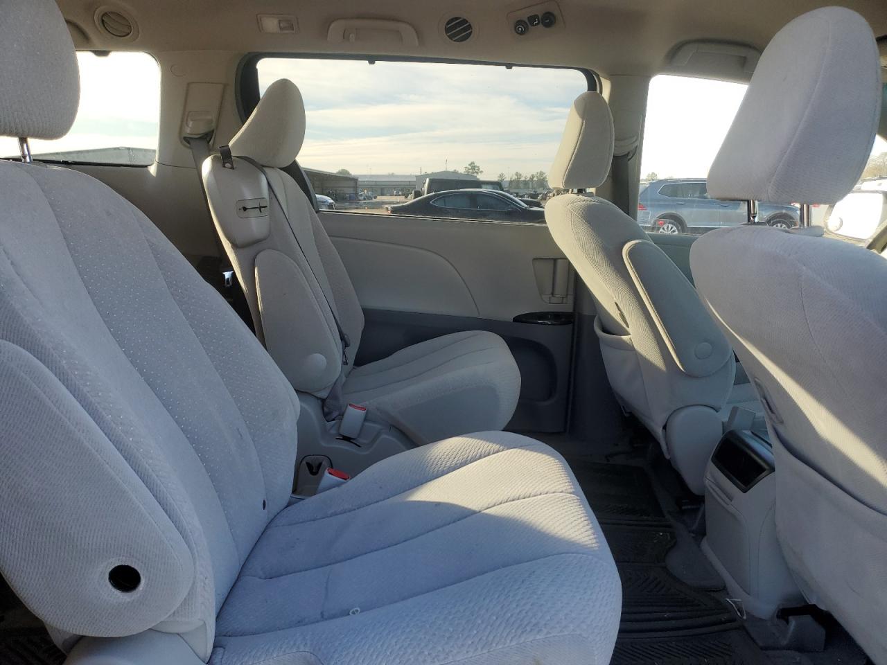 2011 Toyota Sienna - Image 11