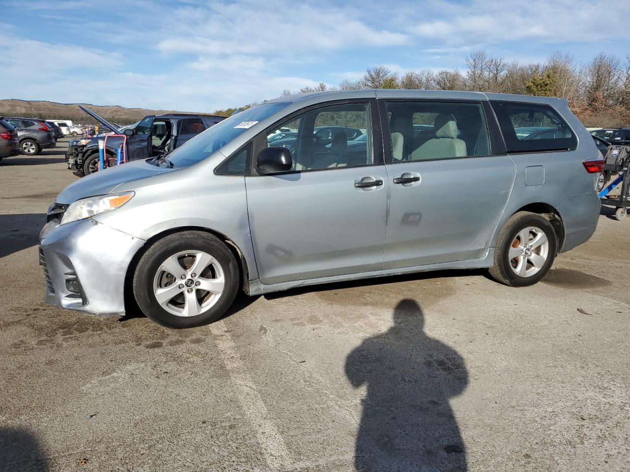 VIN 5TDZZ3DC9JS910733 2018 TOYOTA SIENNA no.1