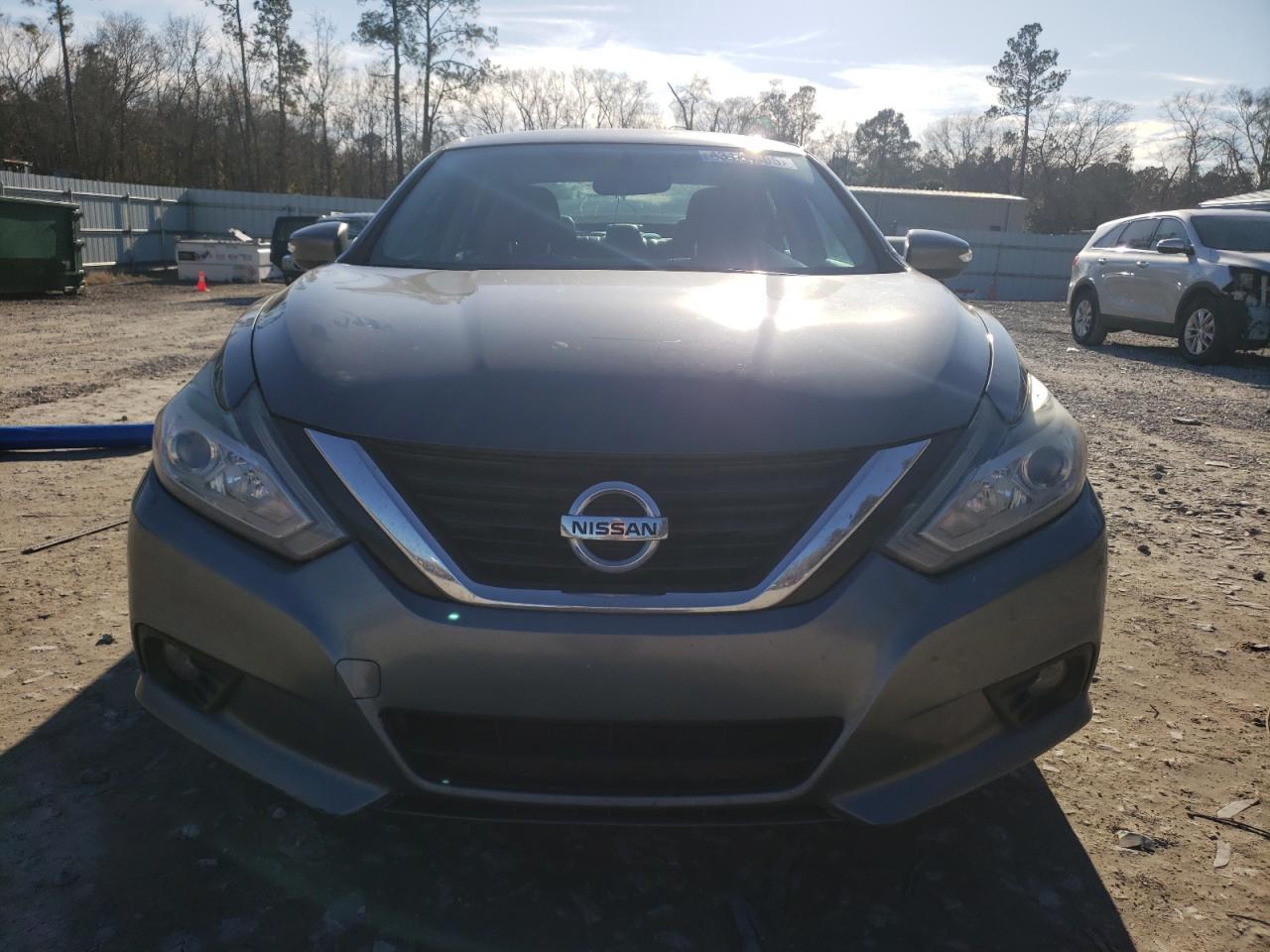 2017 Nissan Altima - Image 5