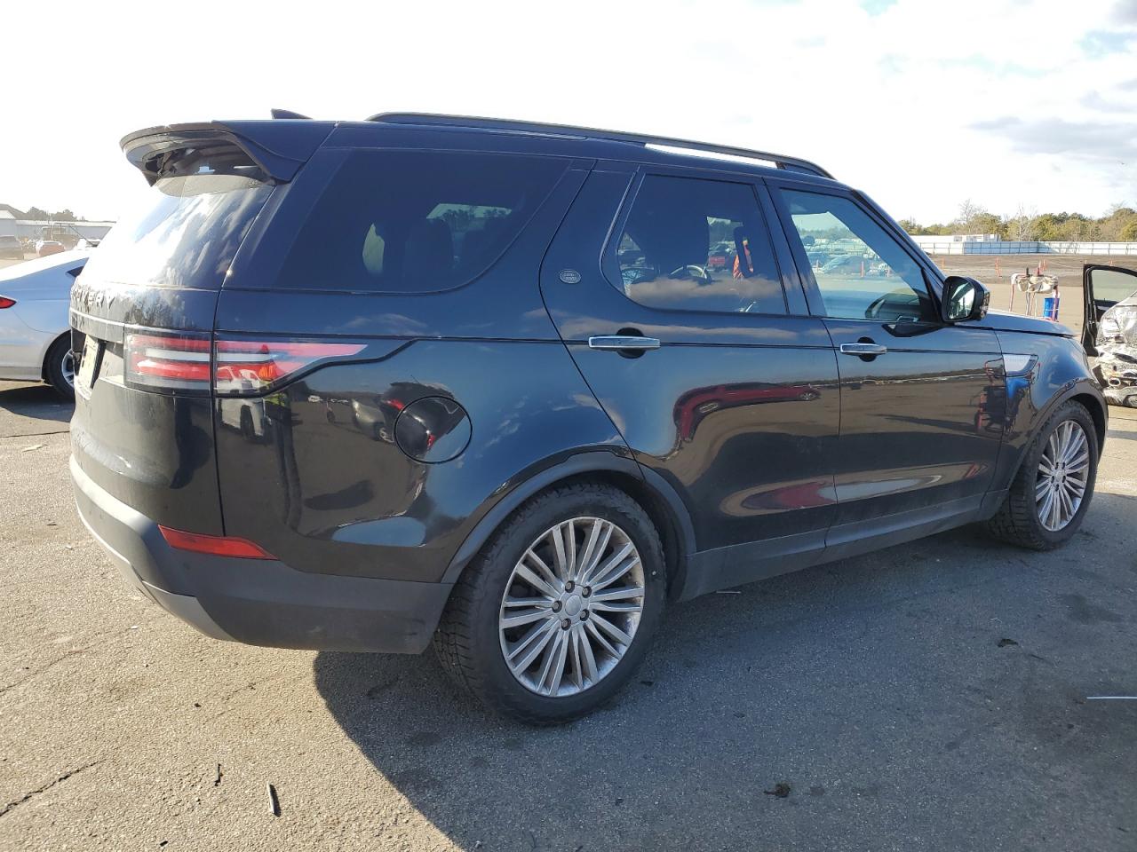 2017 Land Rover Discovery - Image 3