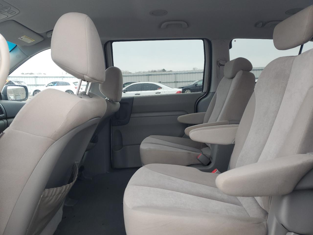 2010 Kia Sedona - Image 11