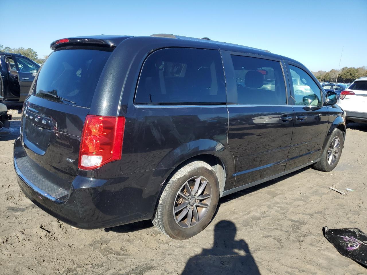 2017 Dodge Caravan - Image 3