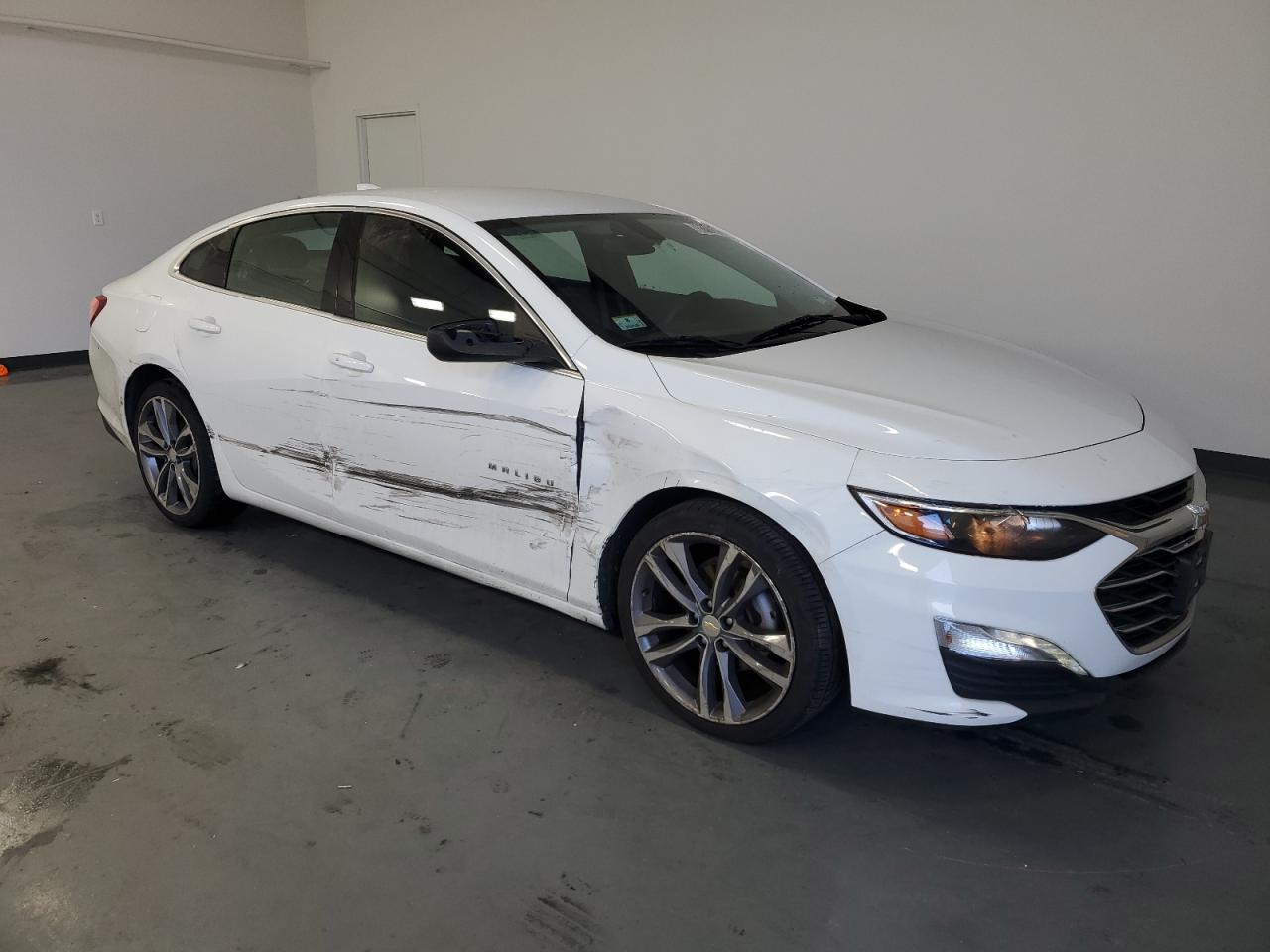 2022 Chevrolet Malibu - Image 4