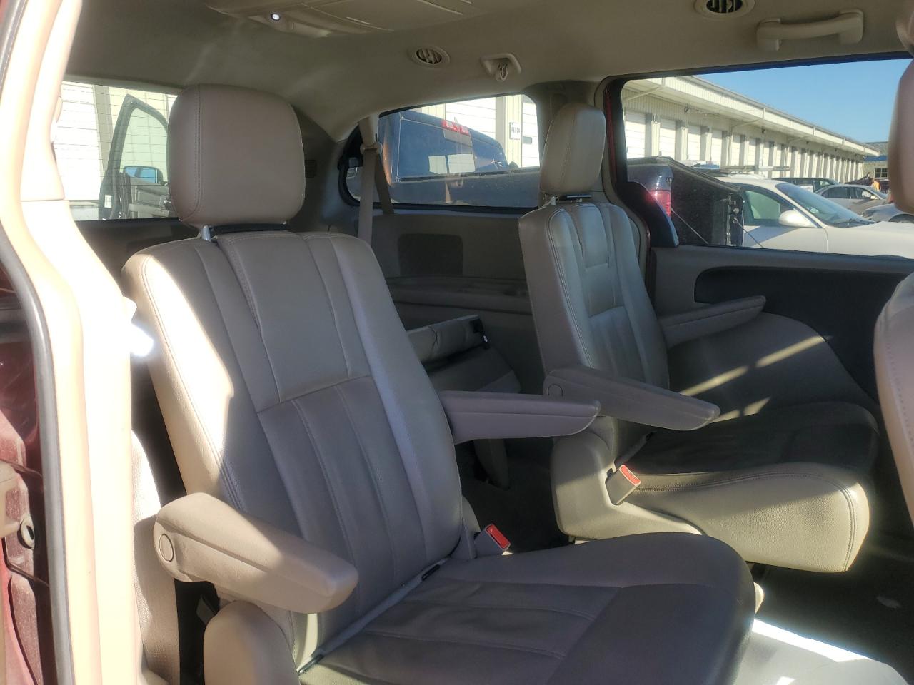 2014 Chrysler Town & Country - Image 11