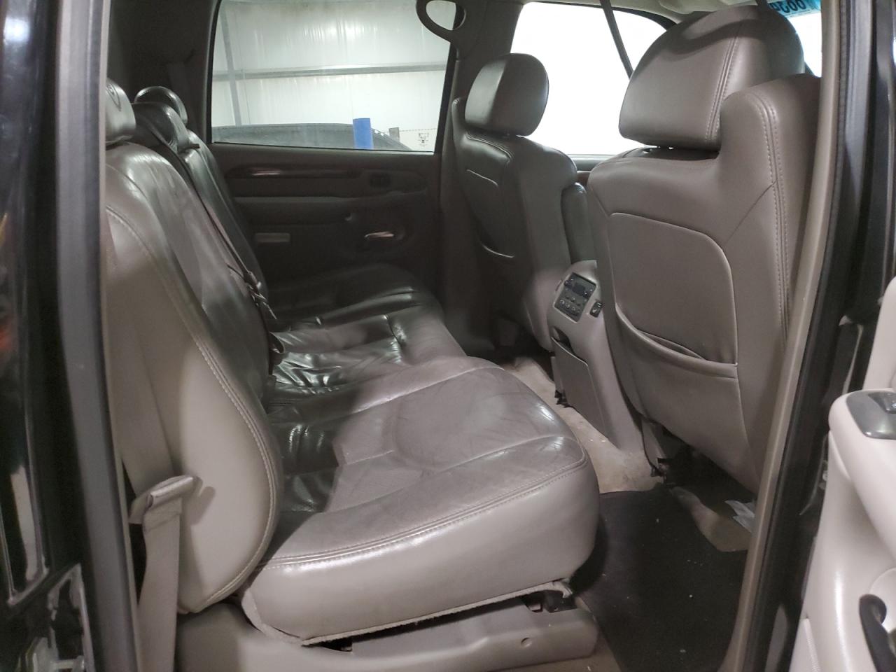2004 Cadillac Escalade - Image 11
