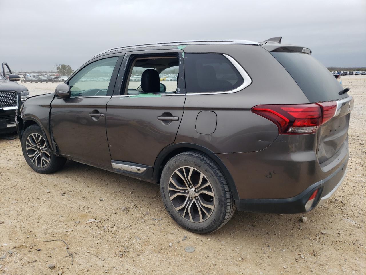 2017 Mitsubishi Outlander - Image 2