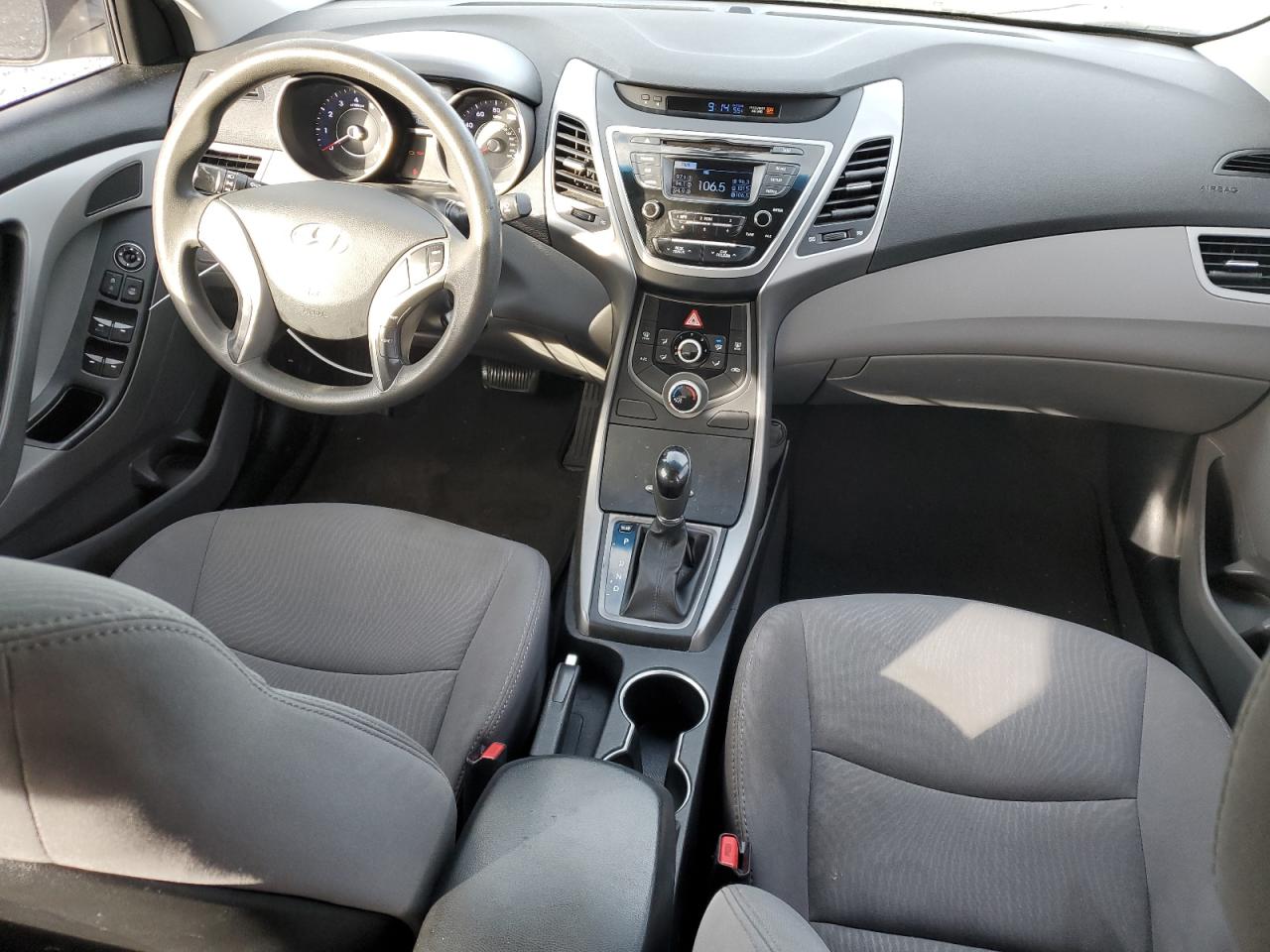 2016 Hyundai Elantra - Image 8