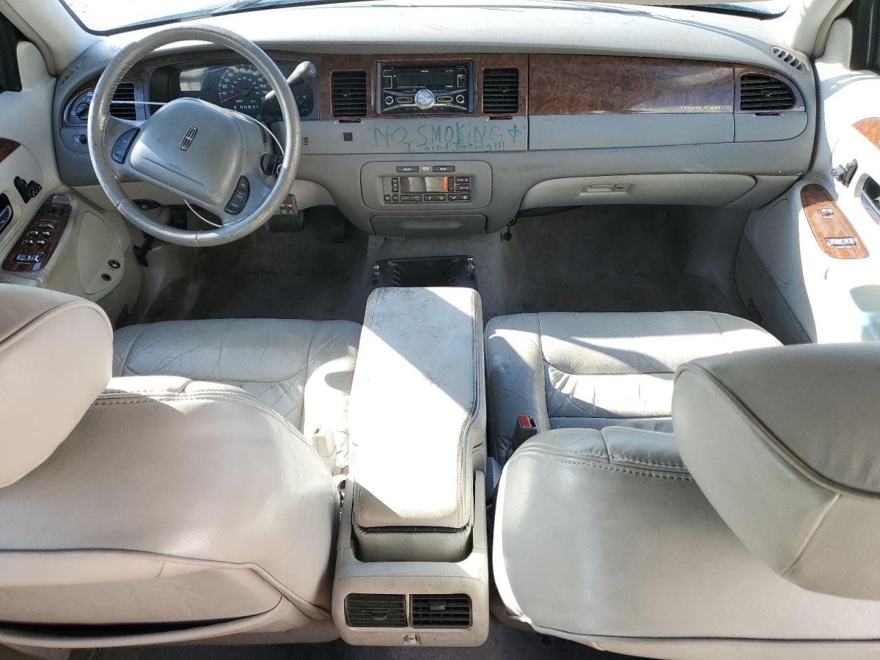 2001 Lincoln Town Car Executive VIN: 1LNHM81W01Y648008 Lot: 86470655