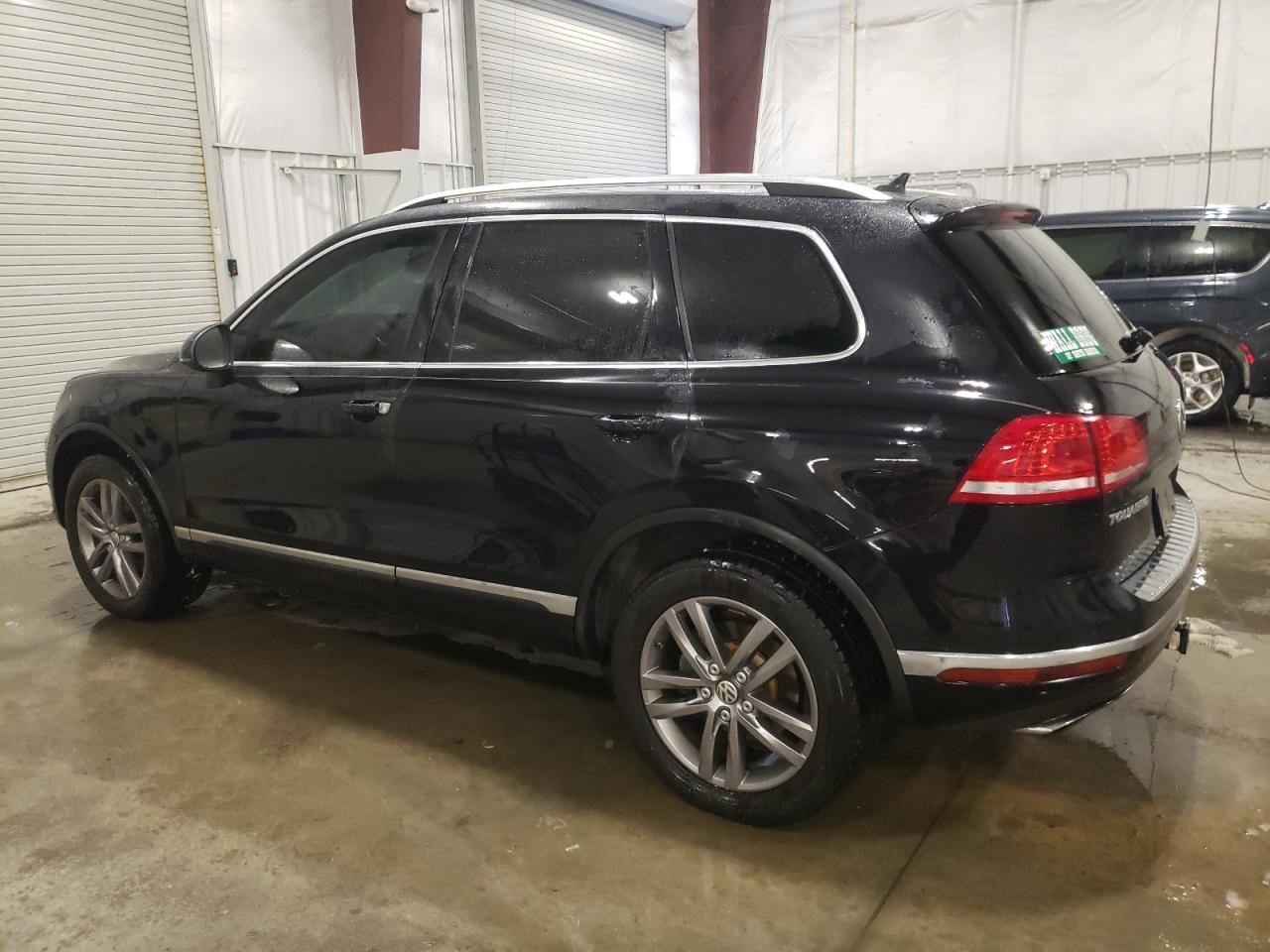 2016 Volkswagen Touareg - Image 2