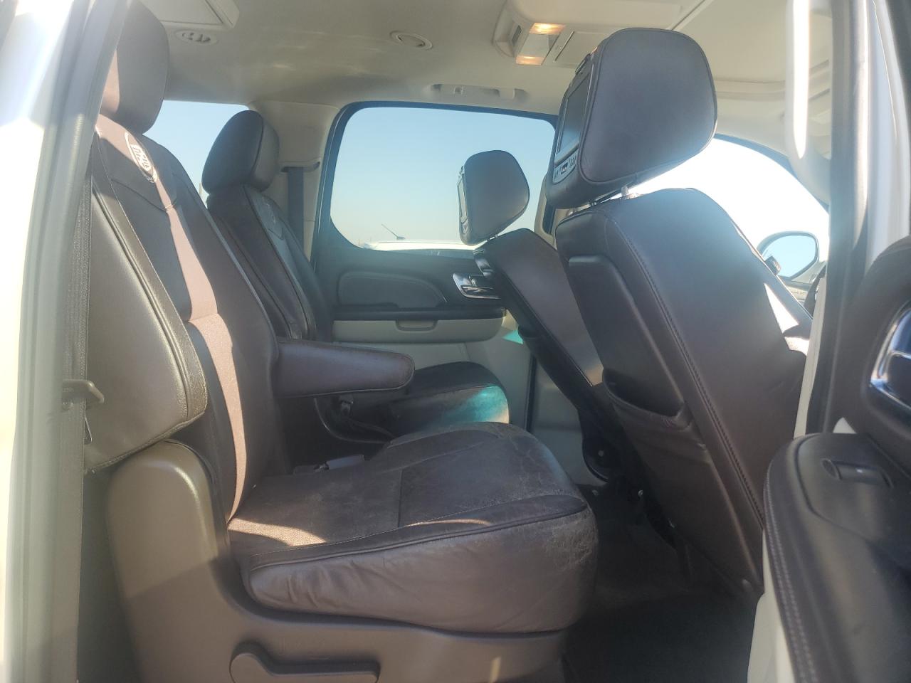 2011 Cadillac Escalade - Image 11