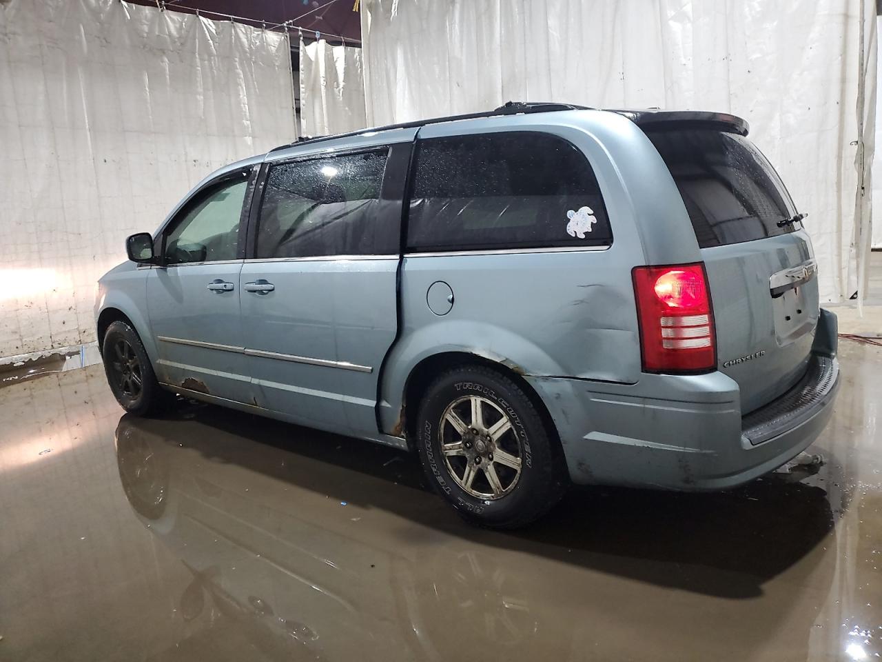2009 Chrysler Town & Country - Image 2