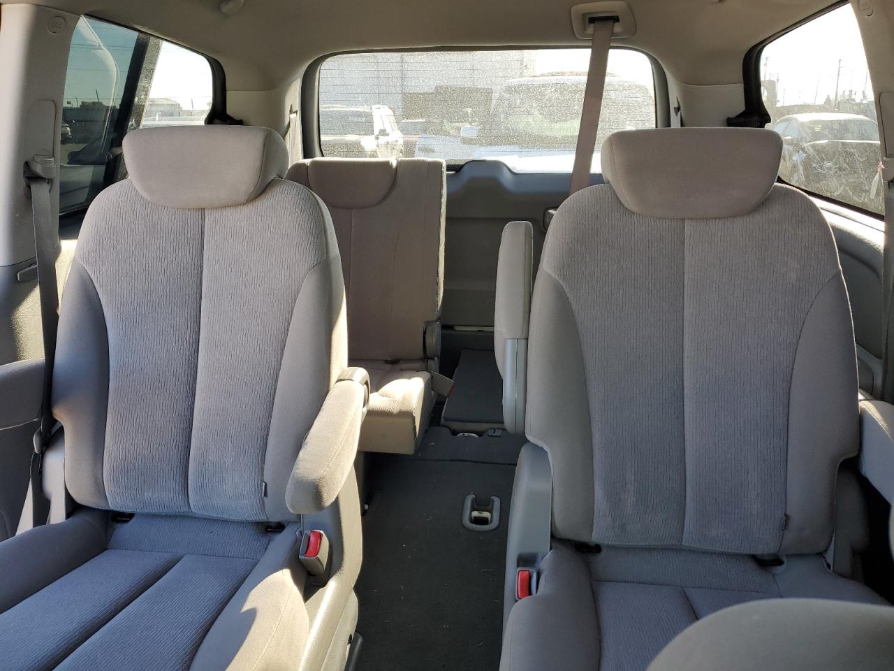 2010 Kia Sedona - Image 10