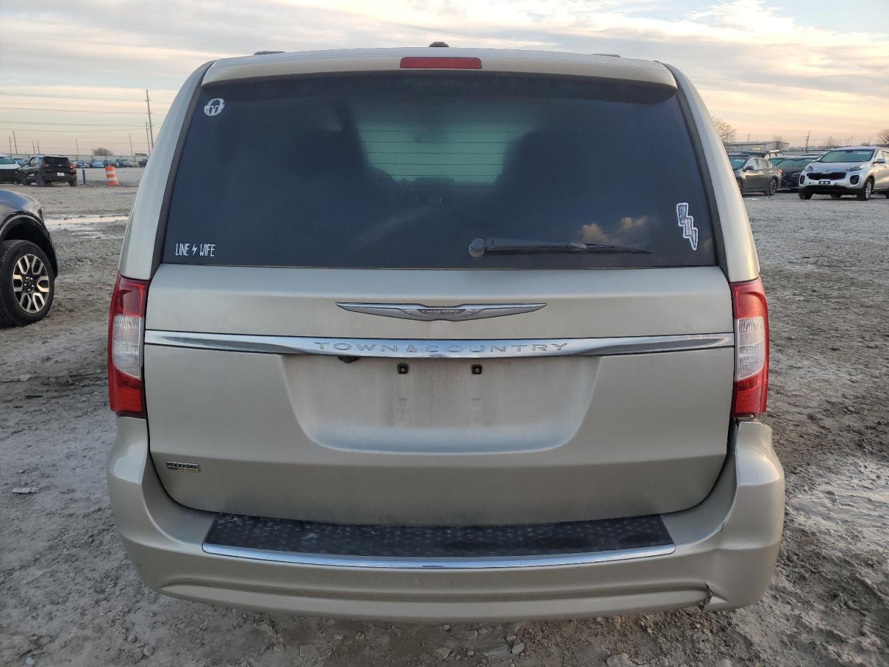 2014 Chrysler Town & Country - Image 6