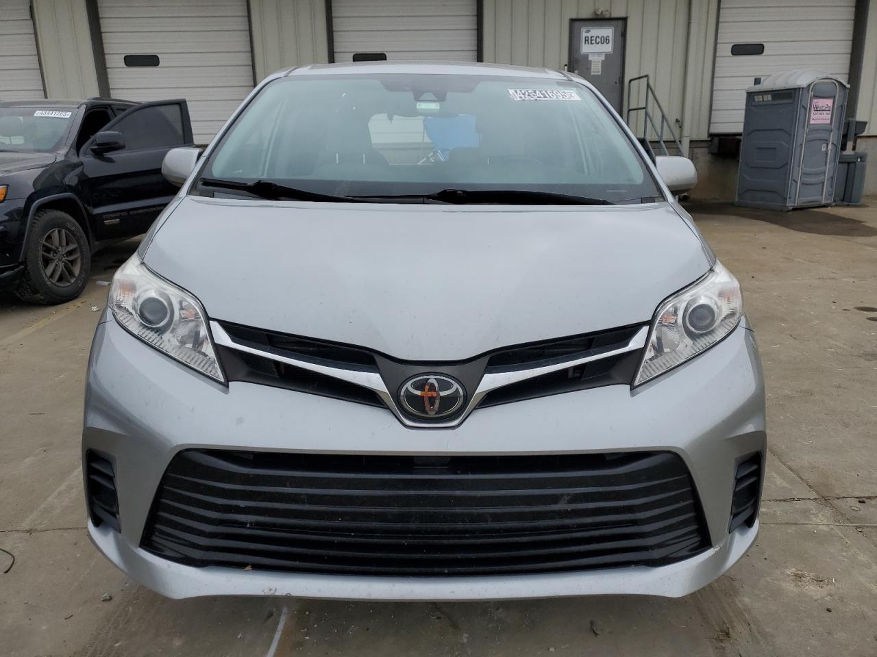 2020 Toyota Sienna - Image 5
