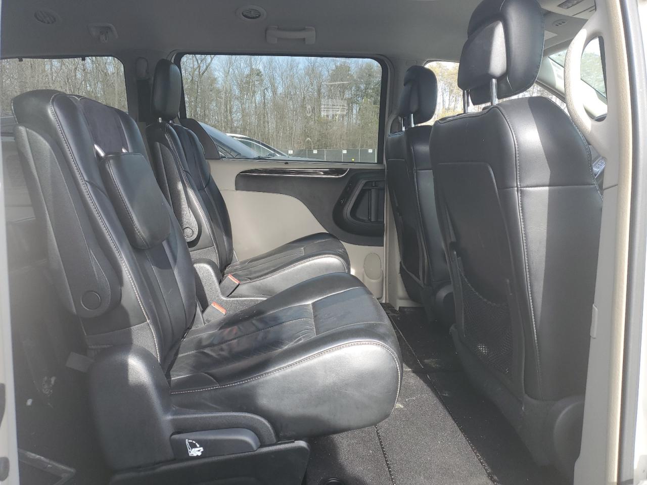 2012 Chrysler Town & Country - Image 12