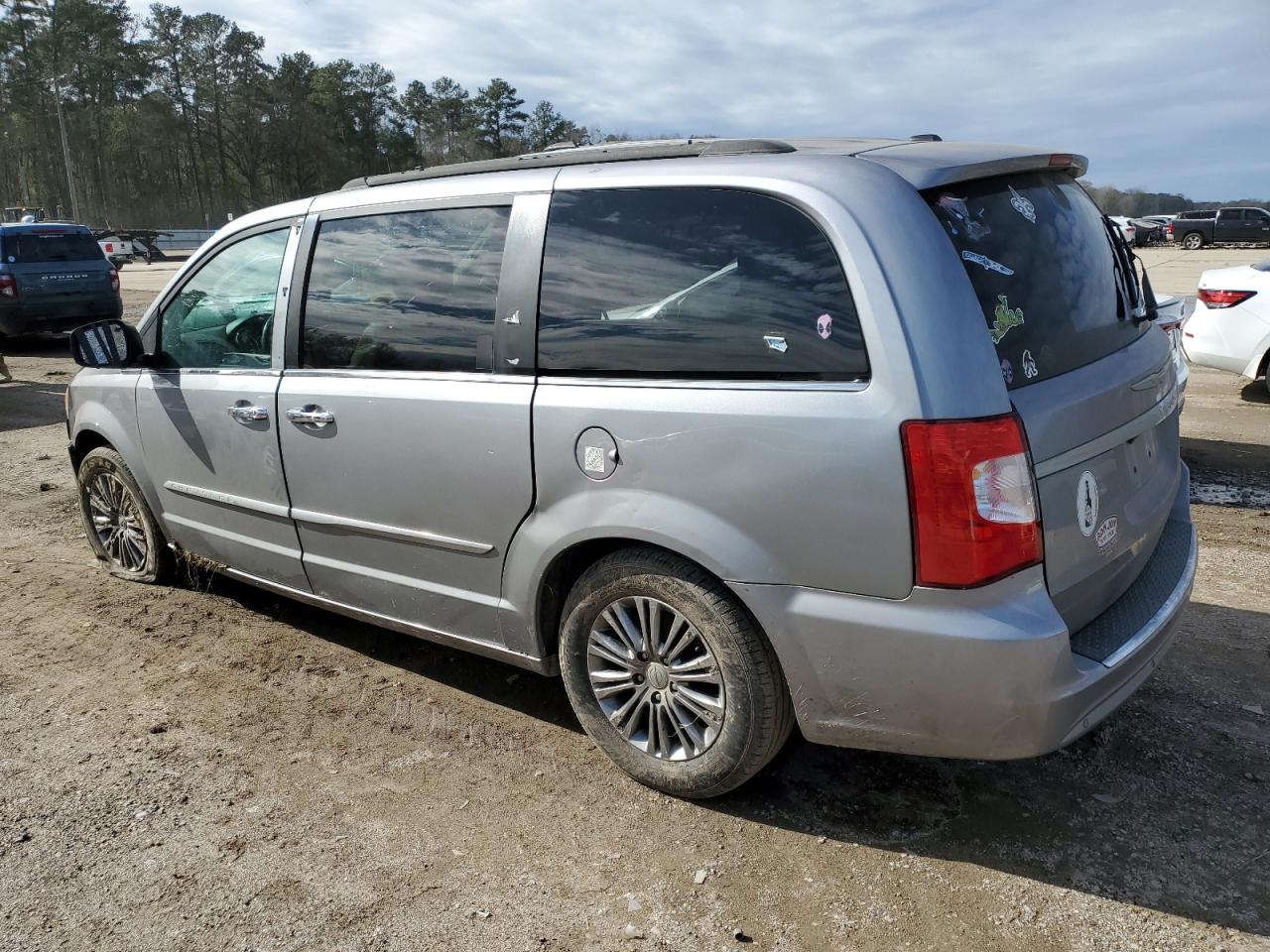 2014 Chrysler Town & Country - Image 2