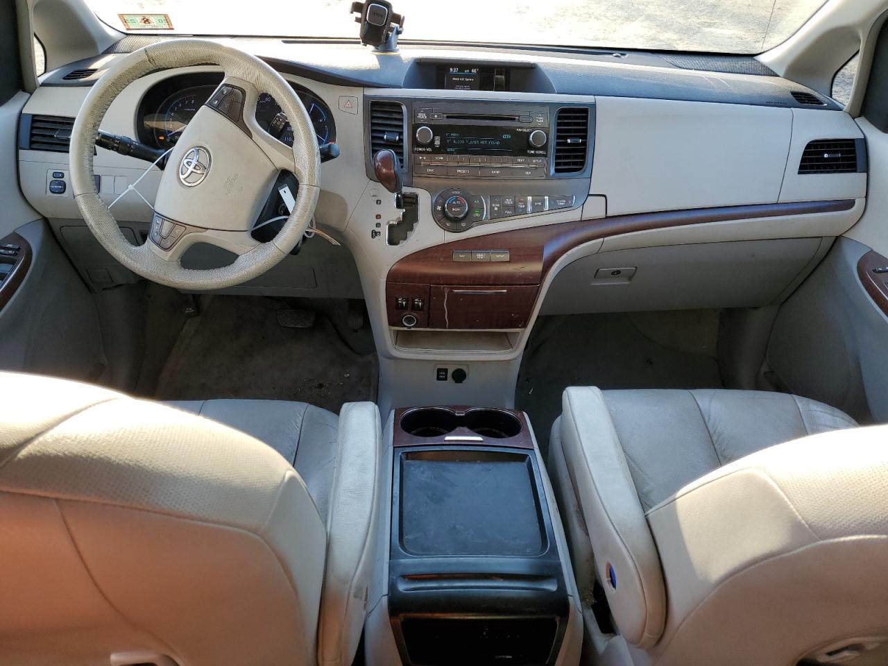 2011 Toyota Sienna - Image 8