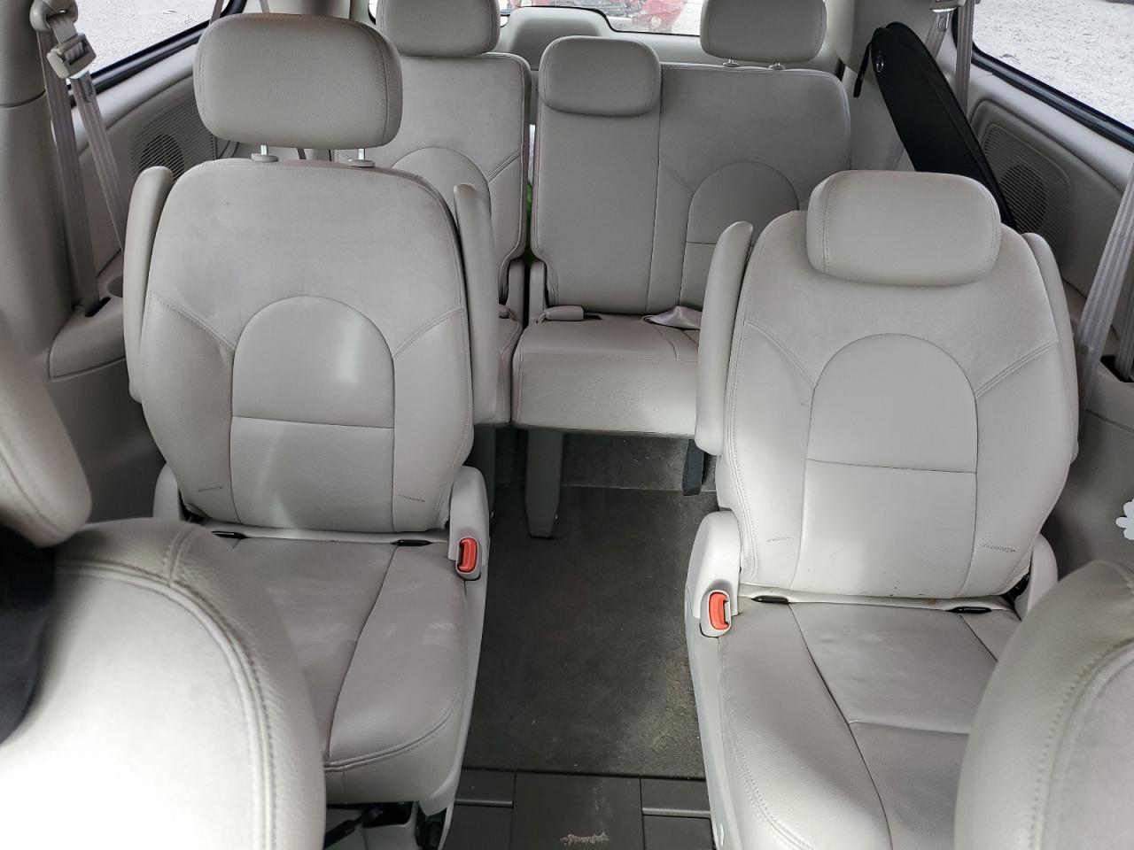 2005 Chrysler Town & Country - Image 10