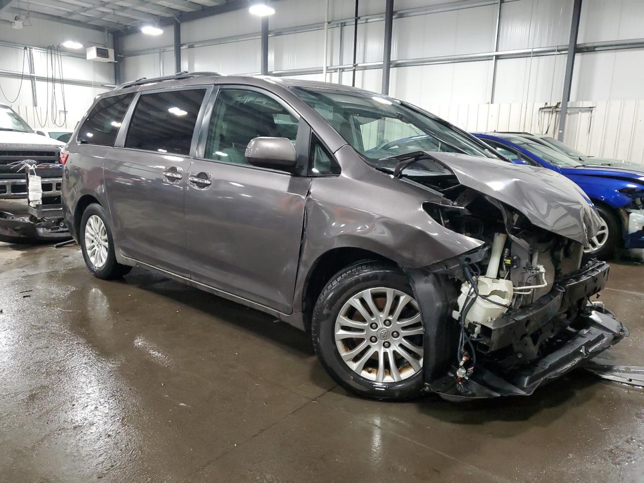 2015 Toyota Sienna - Image 4
