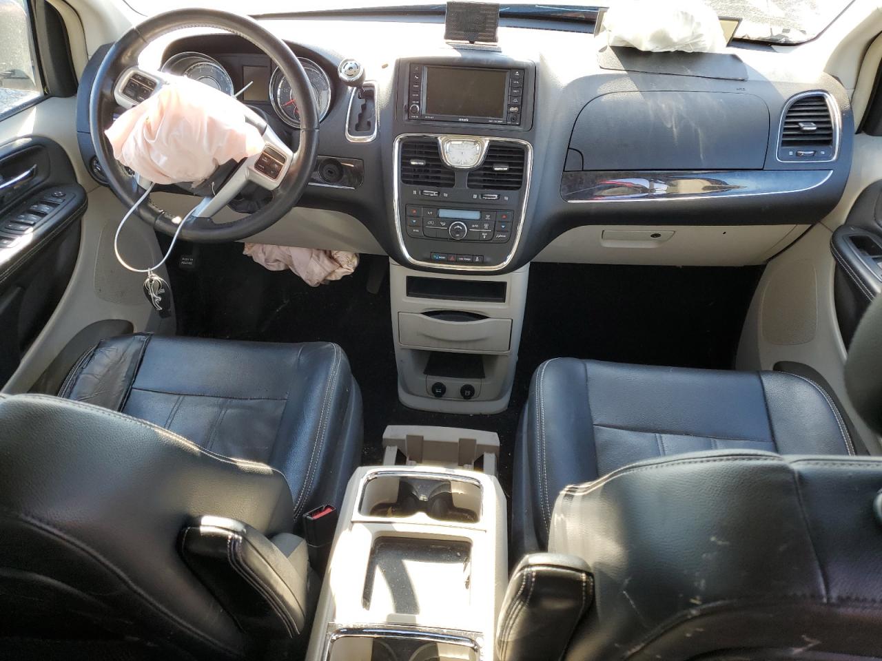 2014 Chrysler Town & Country - Image 8