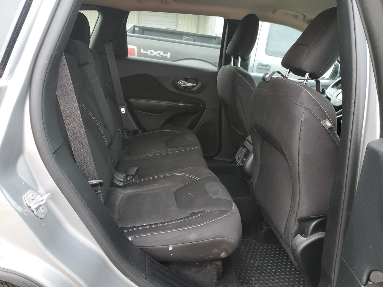 2015 Jeep Grand Cherokee - Image 12