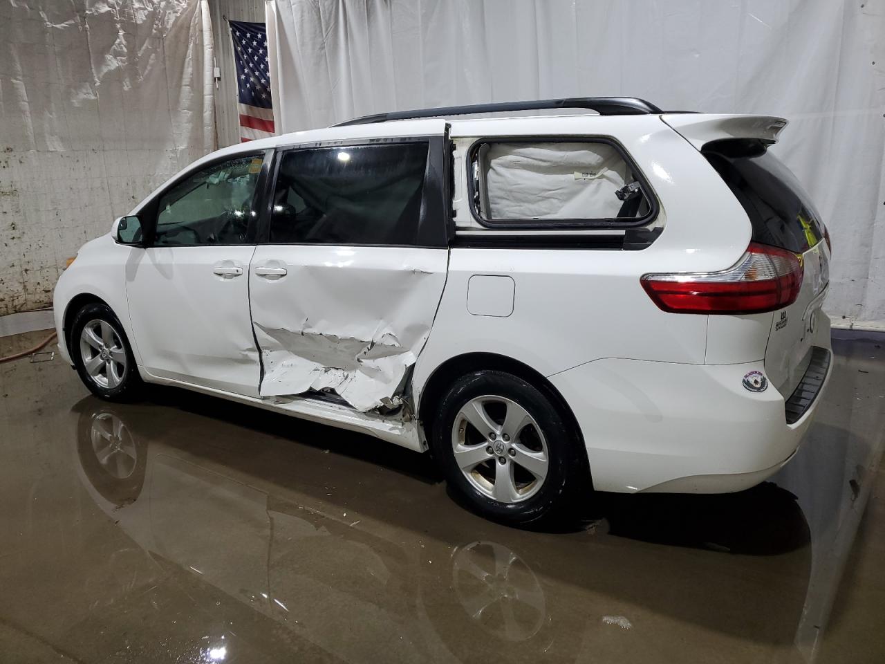 2015 Toyota Sienna - Image 2