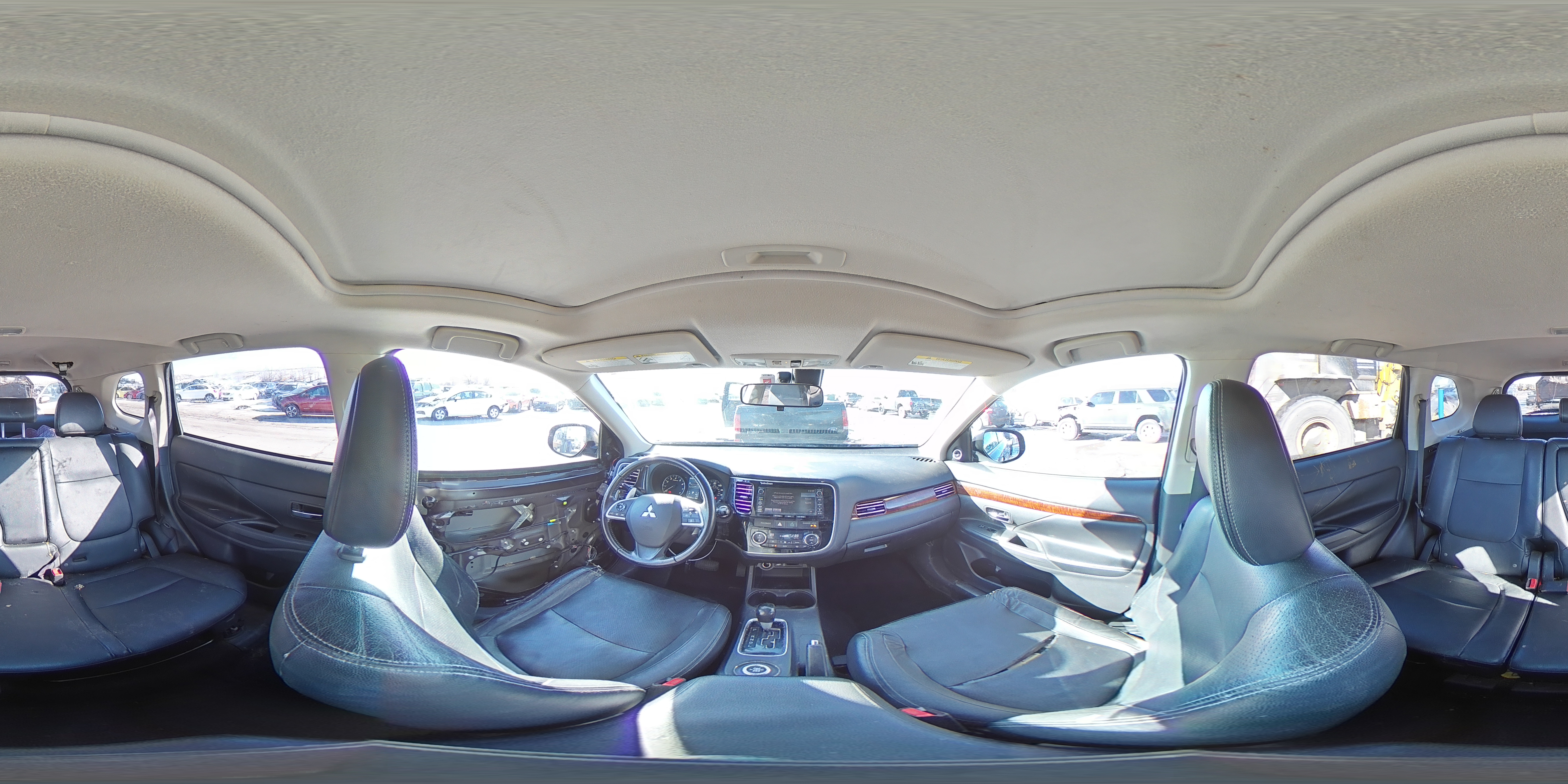 2014 Mitsubishi Outlander - Image 16