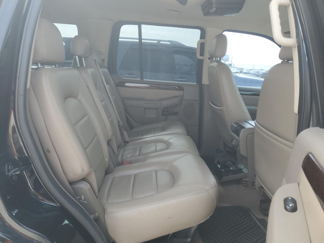 2004 Ford Explorer - Image 11