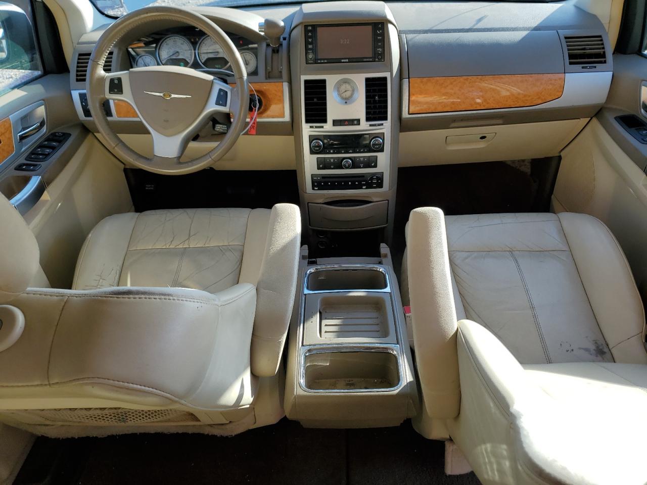 2010 Chrysler Town & Country - Image 8