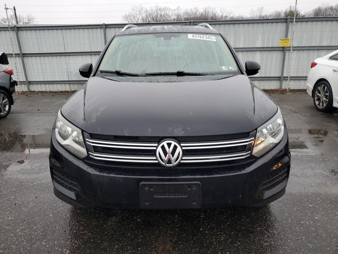 2017 Volkswagen Tiguan - Image 5