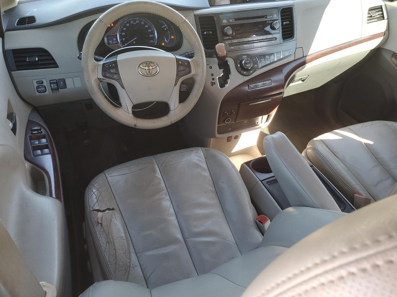 2012 Toyota Sienna - Image 8