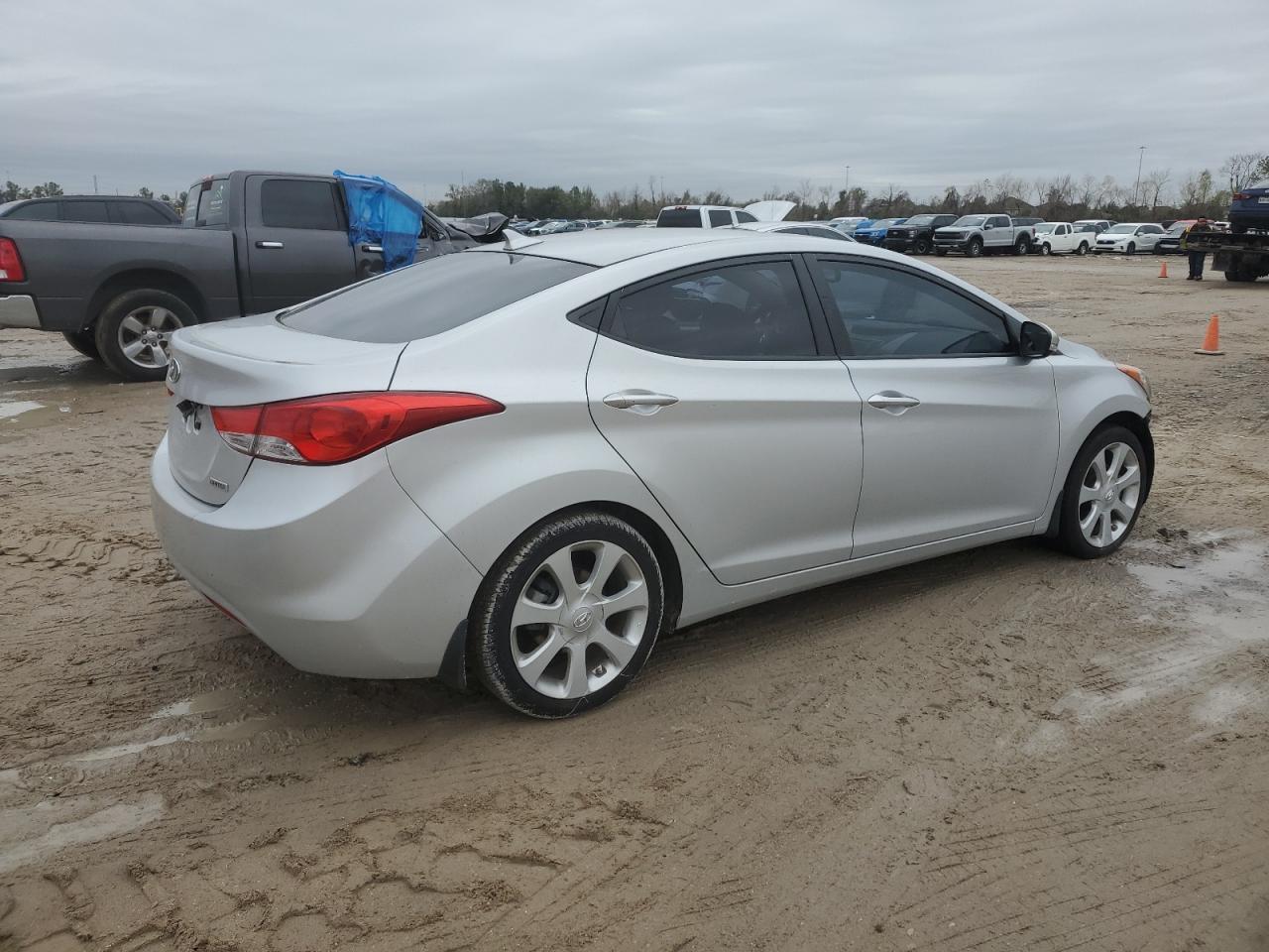 2013 Hyundai Elantra - Image 3