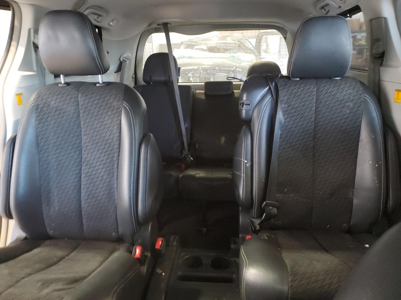 2012 Toyota Sienna - Image 10
