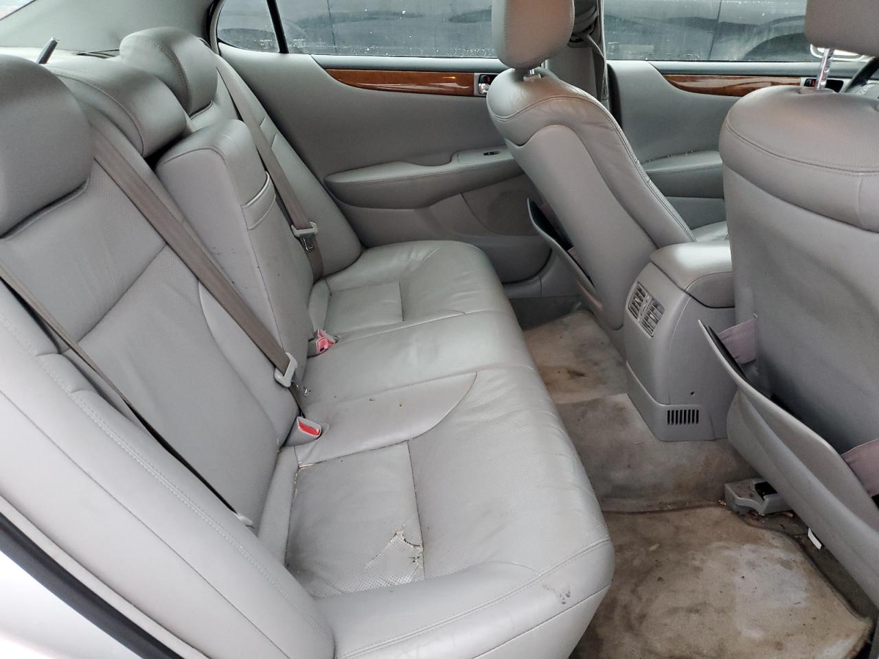2005 Lexus ES - Image 10