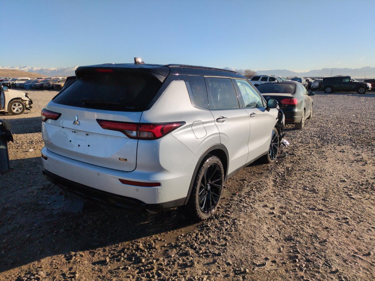 2024 Mitsubishi Outlander - Image 3