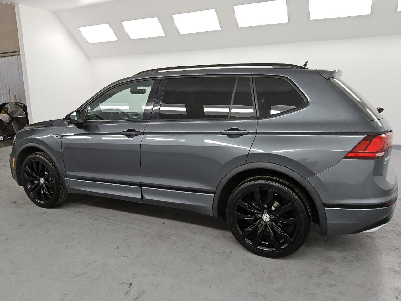 2021 Volkswagen Tiguan - Image 2