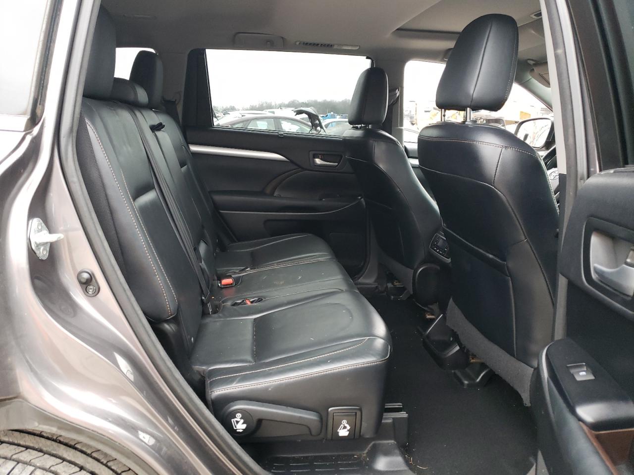 2015 Toyota Highlander - Image 11