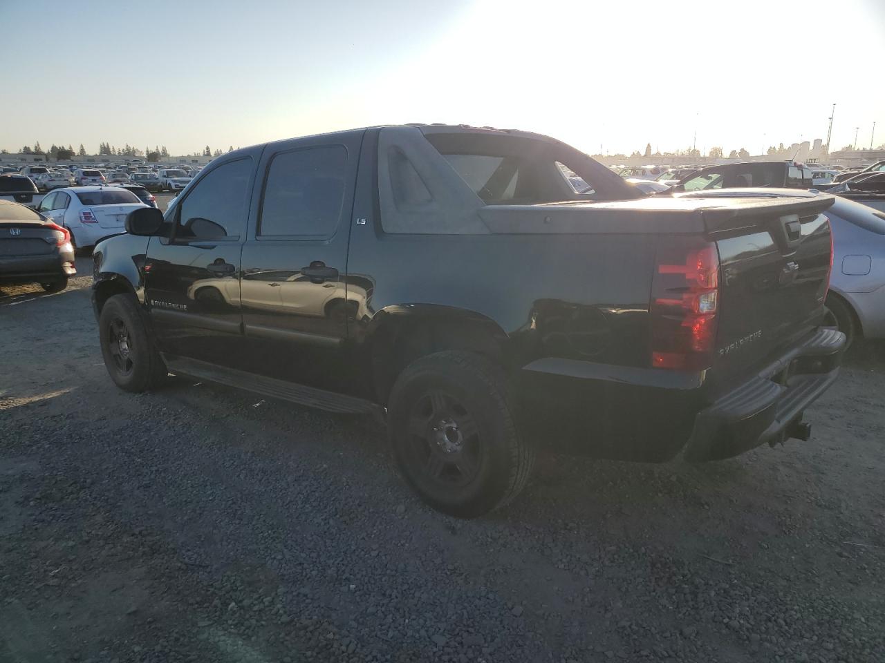 2007 Chevrolet Avalanche - Image 2
