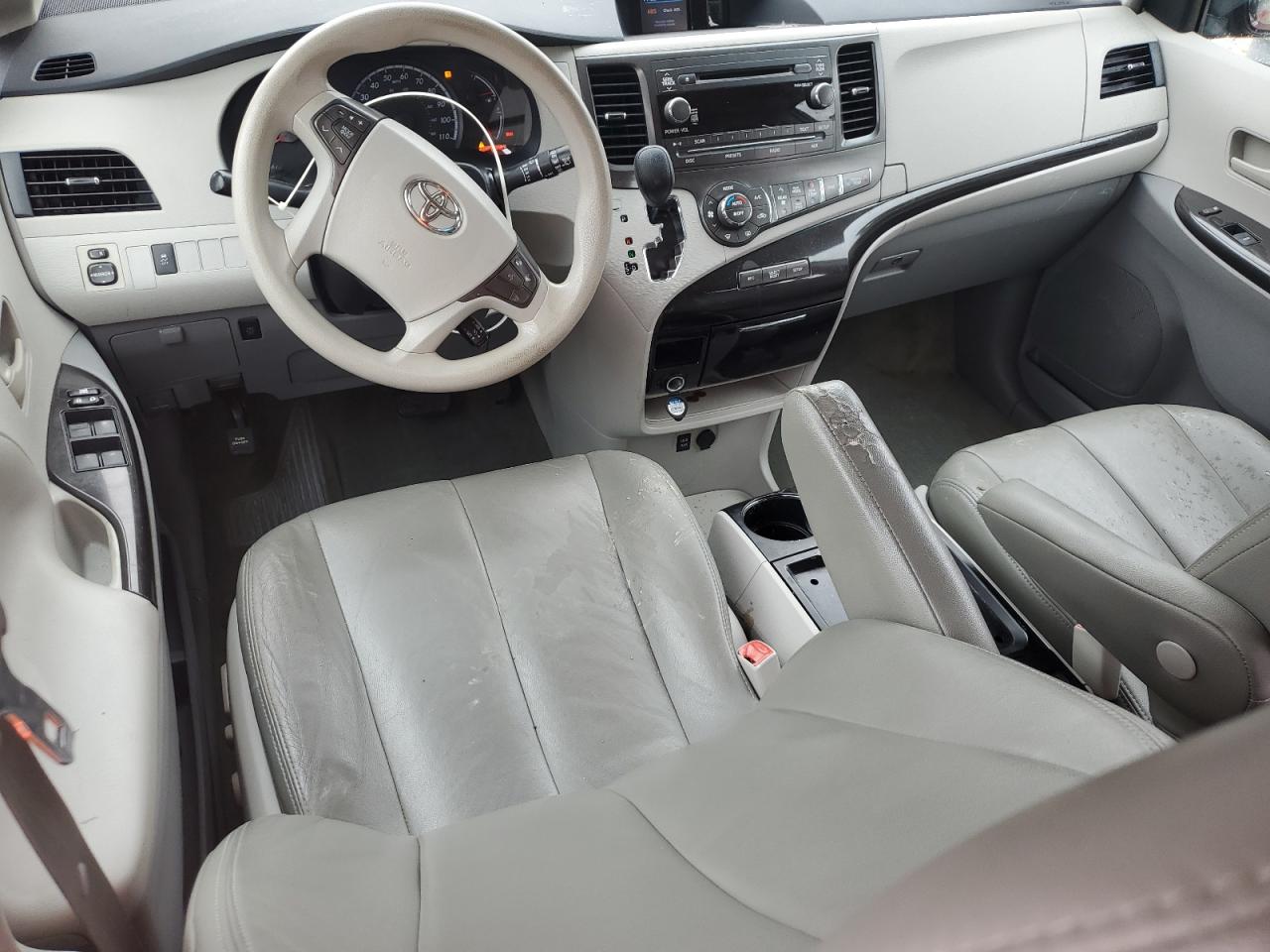 2013 Toyota Sienna - Image 8