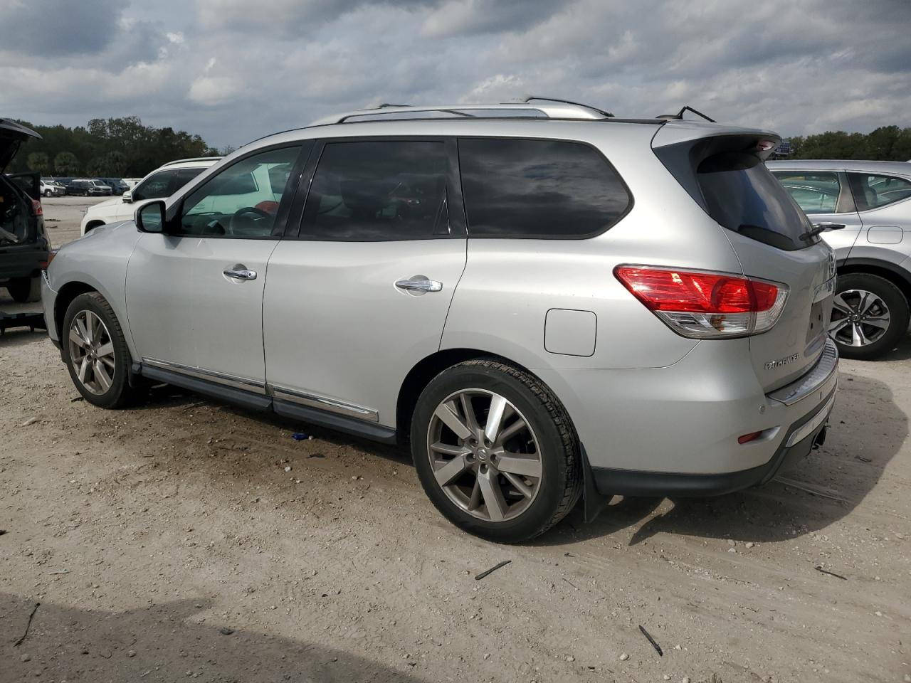 VIN 5N1AR2MN9FC604774 2015 NISSAN PATHFINDER no.2