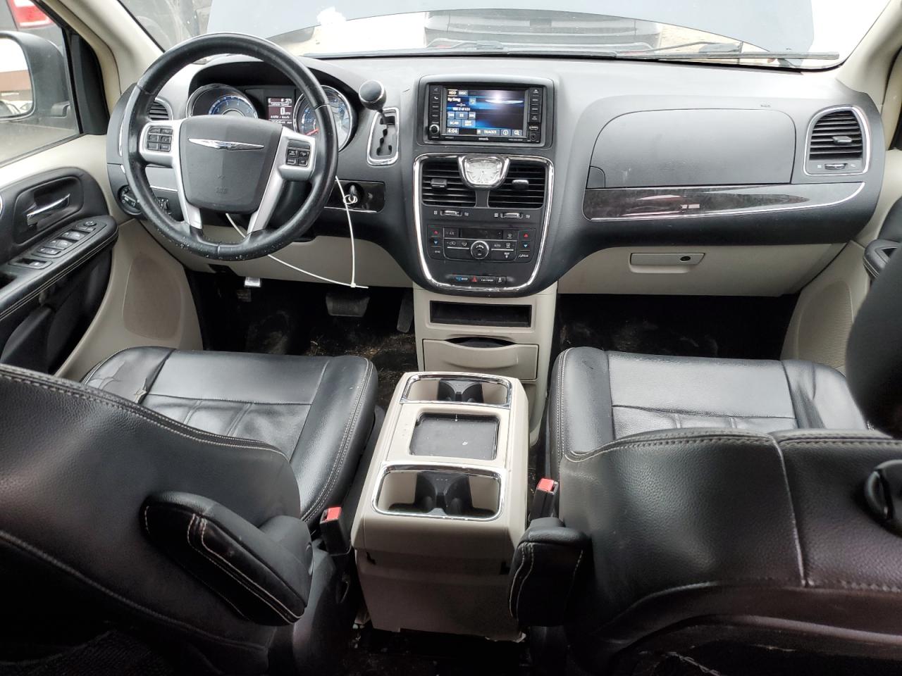 2013 Chrysler Town & Country - Image 8
